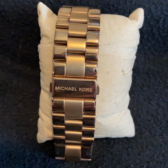 Men’s Michael Kors Rose Gold w/ Navy watch face - Picture 2 of 2